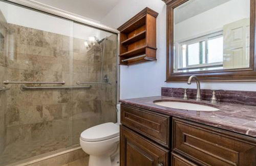 Modern 3 King Beds, Beautiful Large Backyard, WFH, Long Stays, Waterfall, WI-FI, FWY, 25 mins to Beach - Photo 18