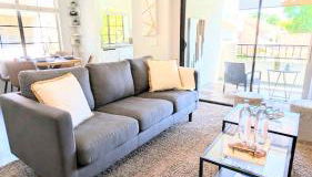 Poolside 2BR Condo with Balcony & Workspace - Foto 4