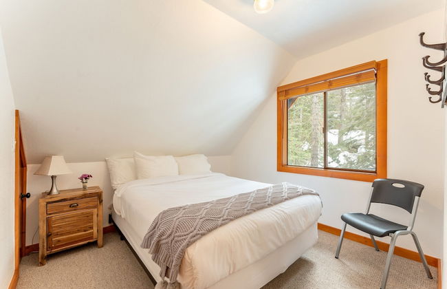 Indigo Owl by Avantstay Cabin w Firepit Minutes to Lake Slopes - Photo 23