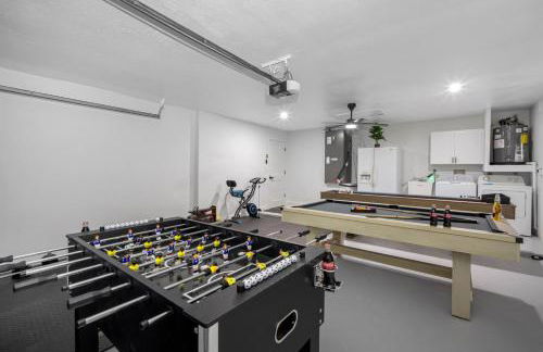 Luxe Getaway w Pool, Games & Fun Vibes - Foto 4