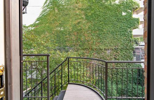 Luxurious Gold Coast 4BR 4-Story Villa with Parking Sleeps 12 Guests - Photo 42