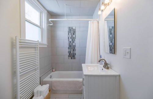 A Peaceful Oasis on Munjoy Hill - 4br2ba House & Parking - Foto 21