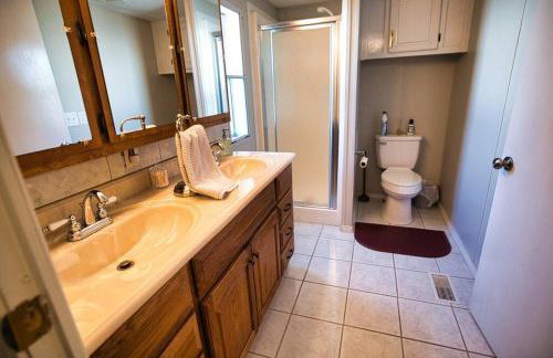 Gigi's Spacious Lakefront with Boat Ramp Access!! Newly Remodeled, Sleeps 8! - Foto 11