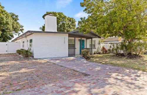 Sunny Palmetto Oasis: 4br Home With Private Pool 4 Bedroom Home by RedAwning - Photo 26