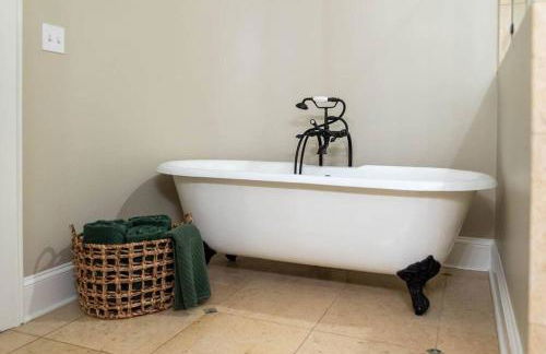 Elizabeth Bungalow, Fenced Yard, Fireplaces, Grill - Foto 6