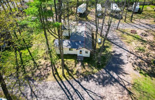 Rustic Cabin with Fire Pit, Steps to Sand Lake! - Foto 34