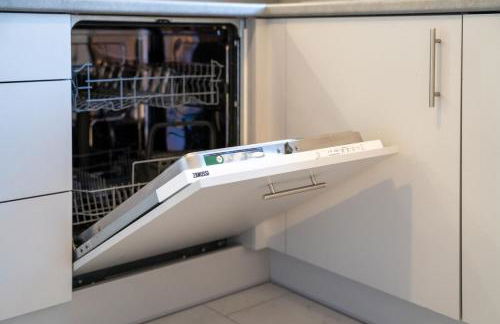 Charming 4 Bedroom House for 8 - Family Friendly - Fast WiFi - Parking - Photo 26