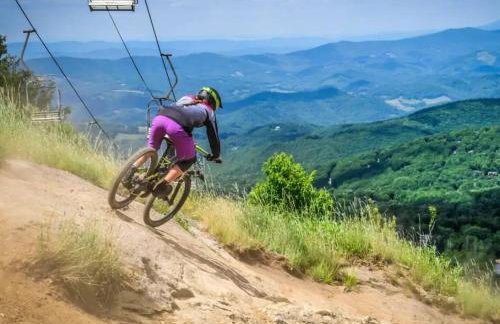 Beech Mountain Adventure Basecamp, Hike, Bike, Blue Ridge Trails and More - Foto 1