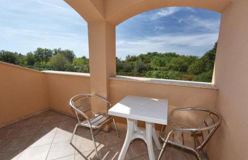 Three-Bedroom Holiday Home In Tinjan - Photo 18