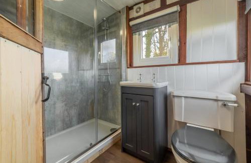 The Railway Carriage - Photo 23