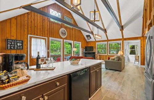 The Gingerbread House - 4 BR chalet, Sunroom, Deck, sleeps 10, modern amenities - Foto 5