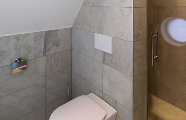 Luxury Villa with Sauna & Hot Tub at Lake - Foto 13