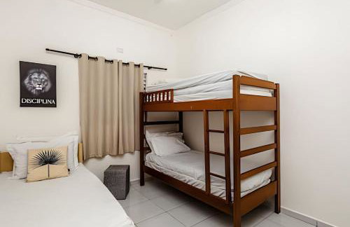 Casa para Famílias e Grupos com Ar-condicionado e Churrasqueira em Praia Grande - Foto 11