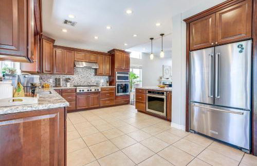 Large Las Vegas Home with Pool, Hot Tub and Game Room - Foto 9