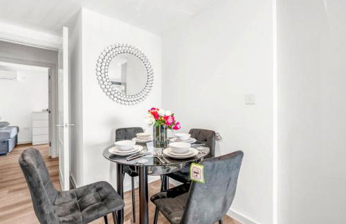 Two BDR Apt By Stay Aura Short Lets & Serviced Accommodation London With Free WiFi, Parking & 10 Min to Brentford Stadium - Foto 46