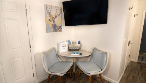 Creature Comforts Suite-Private Hot Tub-Sleeps 2 - Foto 3