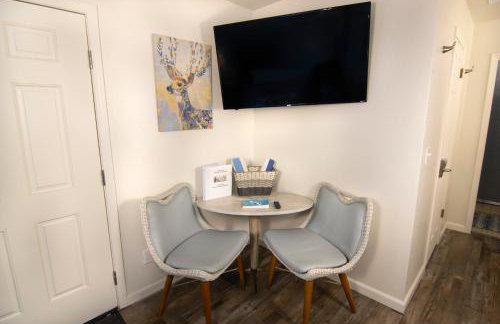 Creature Comforts Suite-Private Hot Tub-Sleeps 2 - Foto 3