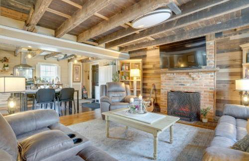 Walk to Beach Historical Fredericksburg Home - Foto 5