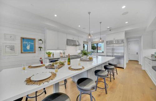 Coastal Paradise . Steps to the beach . Pool . Hot Tub - Foto 3