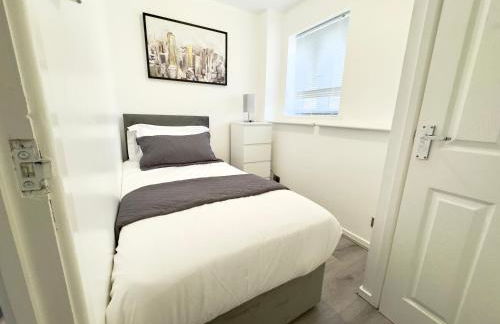The Cozy Hideaway - 2 Bedroom apartment with garden in Orpington with free Parking - Photo 13