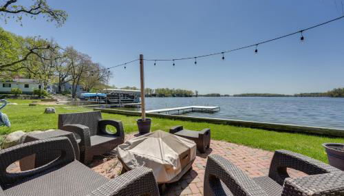 Spacious Delton Home with Fire Pit and Lake Views - Foto 3