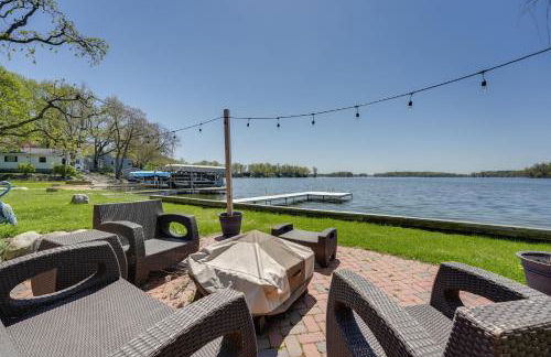 Spacious Delton Home with Fire Pit and Lake Views - Foto 3