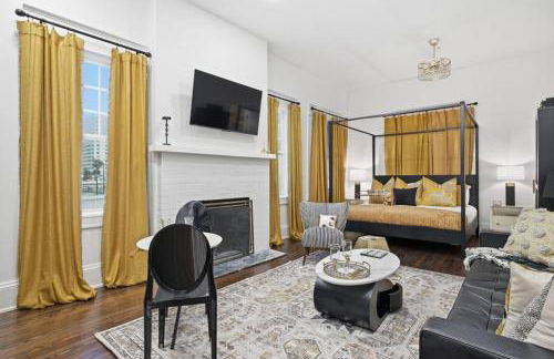 The Raven - 2nd Floor South Wing - Photo 2