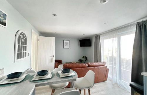 Orchard Lodge-Coastal Retreat, newly built hideaway with village views and private terrace - Foto 12