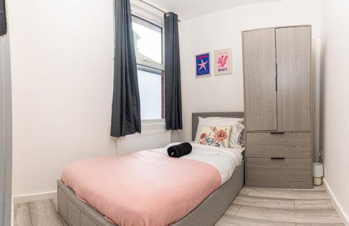 Amanah Properties - Elegant 4-Bedroom Home in Wembley with Parking, Perfect for Contractors - Foto 16