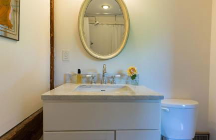 Historic Barn Retreat w Pool Pond Views Longview Pond Lodge by AvantStay - Foto 30