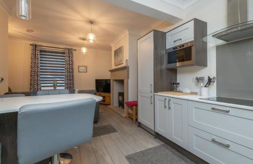 Sleeps 6 4 bedrooms 2 minute walk to the Square Hosted Happy Valley Cast - Photo 14