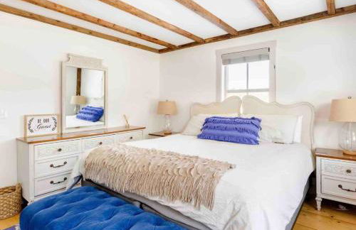 Entire Enchanting, Light-Filled 1830 Farmhouse - Foto 46