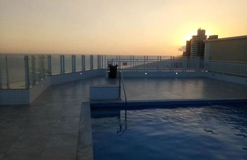 Prédio com piscina na cobertura frente ao mar,apartamento para até 6 pessoas e 3 crianças até 8 anos, churrasqueira na sacada, Wi-Fi grátis, rede de proteção, NÃO oferecemos roupas de cama e banho, 1 vaga de garagem, na Praia Grande-Vila Mirim - Foto 48