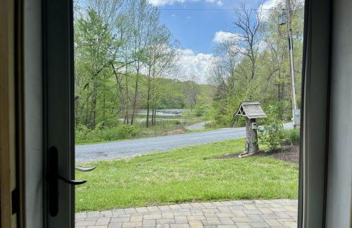 Romantic Cottage w Hot Tub & Views - Photo 24