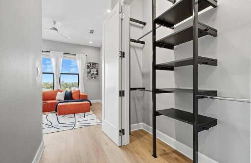 Skyline VIEWS, 5 mins to Downtown, Free Parking - Photo 22