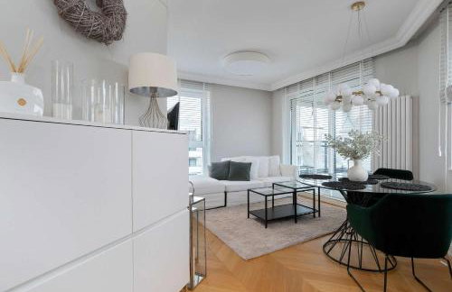 Elegant Apartment with Parking Space and Balcony by Noclegi Renters - Foto 7