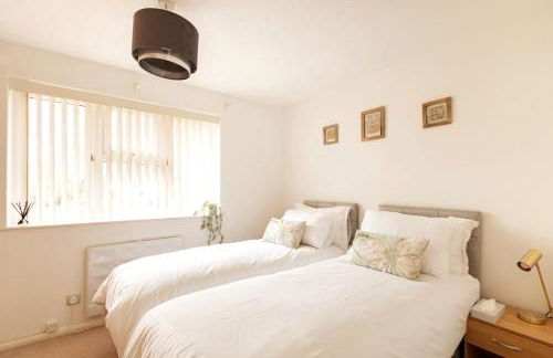 Surrey Stays - 2 Bedroom House, RH1, Contractors Welcome, Sleeps 5 max, 2 Parking Spaces, Near Town Centre, Train Station and Gatwick Airport - Foto 7