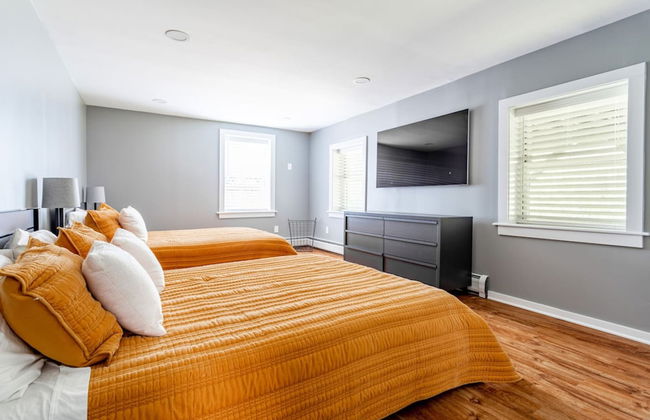 Family Fun Oasis Hot Tub Steam Room Pool Stream Firepit Games - Foto 42