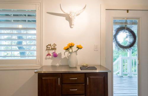 Remodeled Historic Lakefront Gem Overlooking Lake Travis and Jones Brothers Park *Great for Families and Groups* - Foto 32