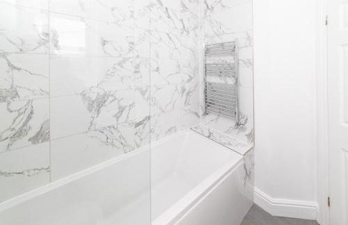 Newly Renovated Modern 3BR Home Near the River Thames - Foto 17