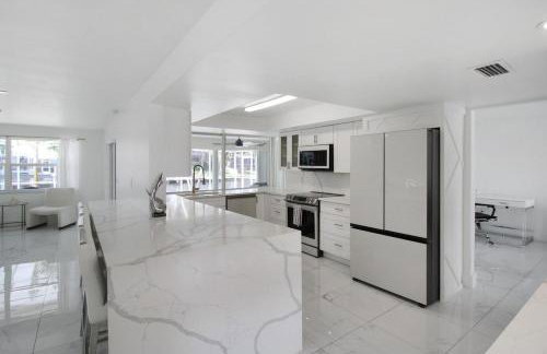Chic & modern canal-front retreat with private pool - Azure Tides - Photo 41