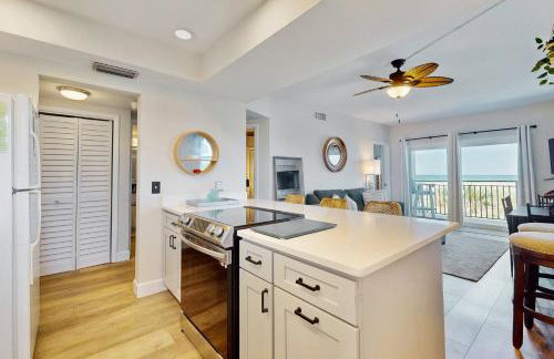 Modern oceanfront condo with outdoor pool, balcony, & washer/dryer - Foto 13