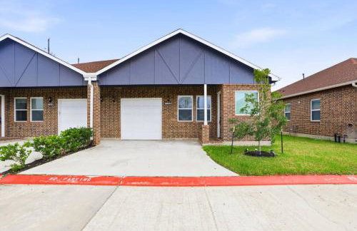 O30A Single-Story 2BR Townhome w King Beds, Workspace, Yard - Foto 26