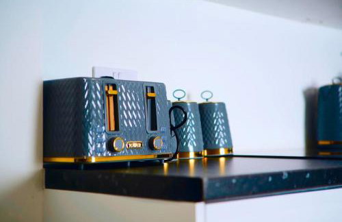 Perfect 1 Bed Apartment Sleeps 5 1 Kingsize bed 1 double Sofabed & Foldable Single bed Free Parking Wifi good transport network shopping Holiday Makers Families Contractors in North London - Photo 42