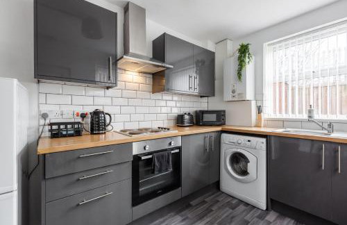 4-Bedroom House sleeps 9 in Liverpool Perfect for Contractors - Free Parking - Fast WiFi - Fully Equipped Kitchen - Hosted by By Hinkley Homes Short Lets & Serviced Accommodation - Foto 2