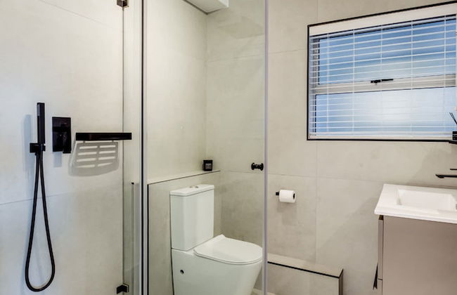 Cape Towns Charming Seaside Avaya Apartment - Photo 15