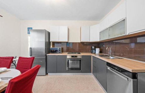 Awesome Home In Tinj With Jacuzzi - Photo 6