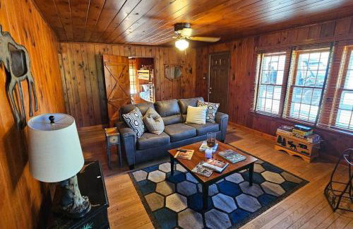 Cozy Cabin Retreat - Sleeps 8 - 1 Hr from STL - Foto 17