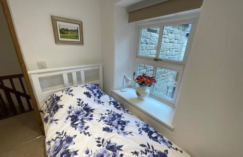 Carr’s cottage Eyam Peak District, - Photo 8