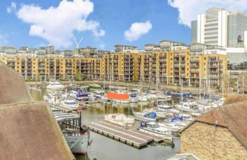 Amazing location 1 BD flat on St Katharine's Docks - Photo 12